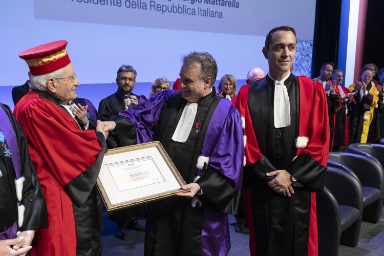 Il Presidente della Repubblica, Sergio Mattarella in occasione della cerimonia di consegna dell’onorificenza accademica di Dottore Honoris Causa dall’Università di Aix-Marseille
