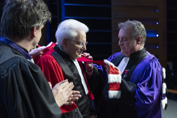 Il Presidente della Repubblica, Sergio Mattarella in occasione della cerimonia di consegna dell’onorificenza accademica di Dottore Honoris Causa dall’Università di Aix-Marseille

