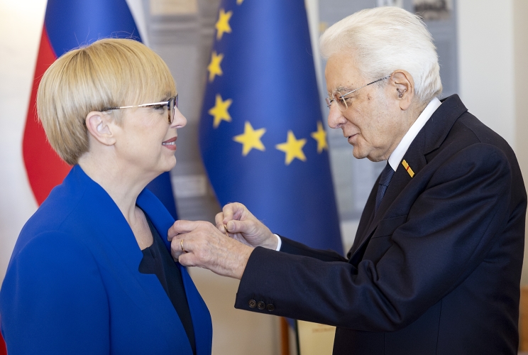 Il Presidente della Repubblica Sergio Mattarella consegna alla Presidente della Repubblica di Slovenia Nataša Pirc Musar l'onorificenza dell'OMRI di Cavaliere di Gran Croce decorato di Gran Cordone