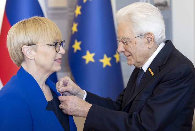 Il Presidente della Repubblica Sergio Mattarella consegna alla Presidente della Repubblica di Slovenia Nataša Pirc Musar, l'onorificenza dell'OMRI di Cavaliere di Gran Croce decorato di Gran Cordone
