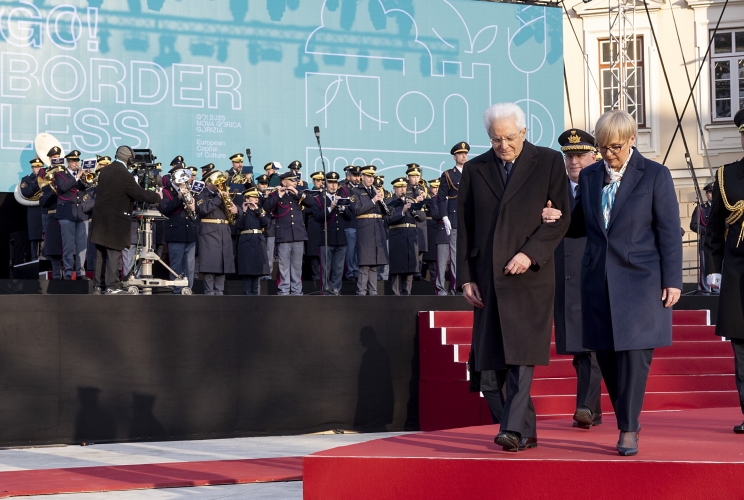 Il Presidente della Repubblica Sergio Mattarella e la Presidente della Repubblica di Slovenia Nataša Pirc Musar attraversano il confine, in occasione dell'inaugurazione della "Prima Capitale europea della cultura transfrontaliera GO! 2025"