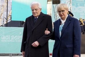 Il Presidente della Repubblica Sergio Mattarella e la Presidente della Repubblica di Slovenia Nataša Pirc Musar attraversano il confine, in occasione dell'inaugurazione della "Prima Capitale europea della cultura transfrontaliera GO! 2025"