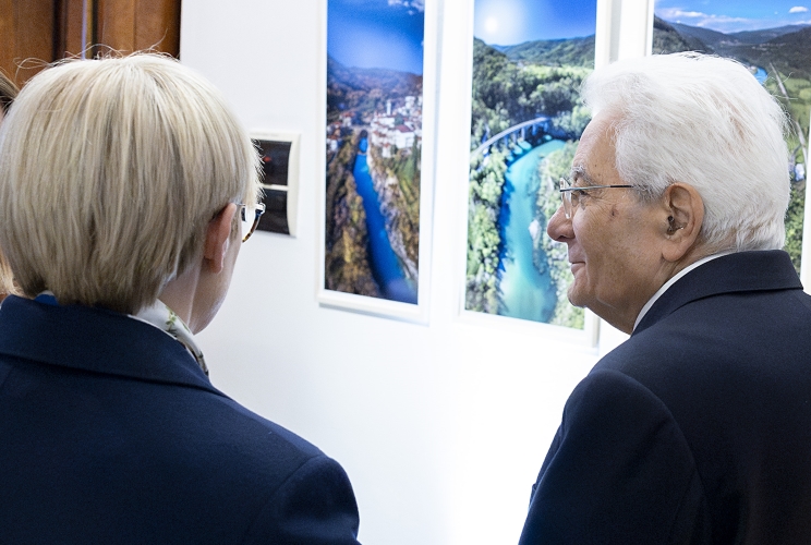 Il Presidente della Repubblica Sergio Mattarella e la Presidente della Repubblica di Slovenia Nataša Pirc Musar al Municipio in occasione della visita alla mostra fotografica "L'incontro tra due fiumi e due valli"