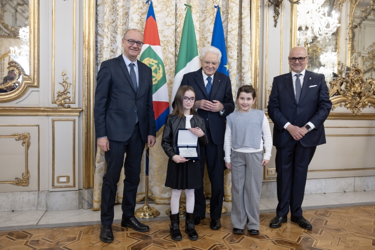 Il Presidente della Repubblica Sergio Mattarella consegna i premi ai vincitori del concorso nazionale promosso dal Ministero dell'Istruzione e del merito, dal titolo “10 febbraio” – “Nel marmo e nel bronzo. Itinerari storici in luoghi e spazi urbani delle città italiane alla ricerca della memoria delle terre della Frontiera Adriatica”
