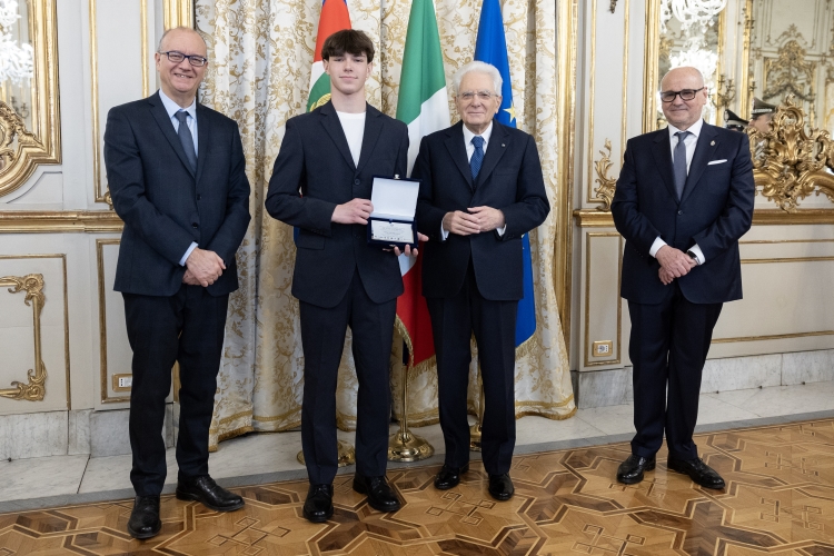 Il Presidente della Repubblica Sergio Mattarella consegna i premi ai vincitori del concorso nazionale promosso dal Ministero dell'Istruzione e del merito, dal titolo “10 febbraio” – “Nel marmo e nel bronzo. Itinerari storici in luoghi e spazi urbani delle città italiane alla ricerca della memoria delle terre della Frontiera Adriatica”
