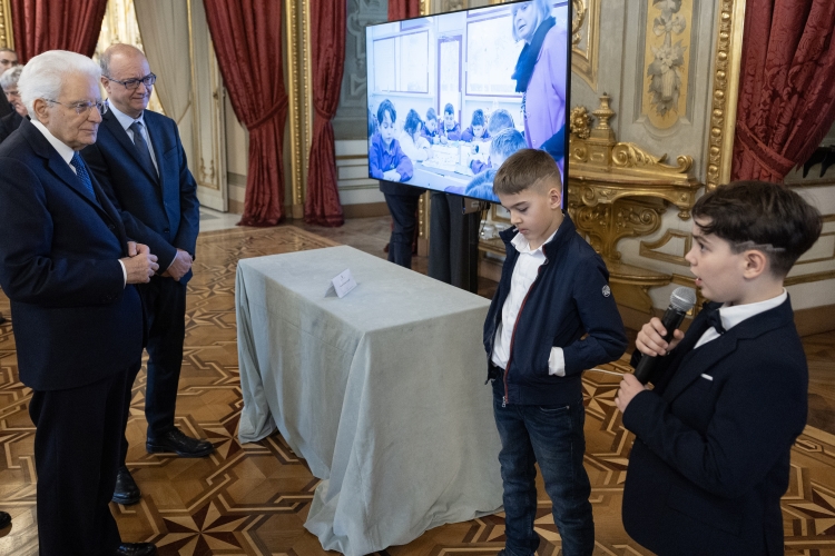 Il Presidente della Repubblica Sergio Mattarella osserva i lavori realizzati dagli studenti vincitori del concorso nazionale promosso dal Ministero dell'Istruzione e del merito, dal titolo “10 febbraio” – “Nel marmo e nel bronzo. Itinerari storici in luoghi e spazi urbani delle città italiane alla ricerca della memoria delle terre della Frontiera Adriatica”
