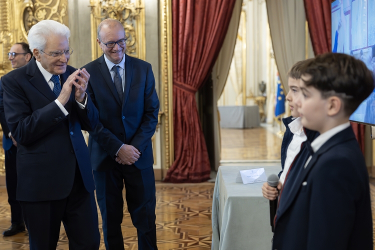 Il Presidente della Repubblica Sergio Mattarella osserva i lavori realizzati dagli studenti vincitori del concorso nazionale promosso dal Ministero dell'Istruzione e del merito, dal titolo “10 febbraio” – “Nel marmo e nel bronzo. Itinerari storici in luoghi e spazi urbani delle città italiane alla ricerca della memoria delle terre della Frontiera Adriatica”

