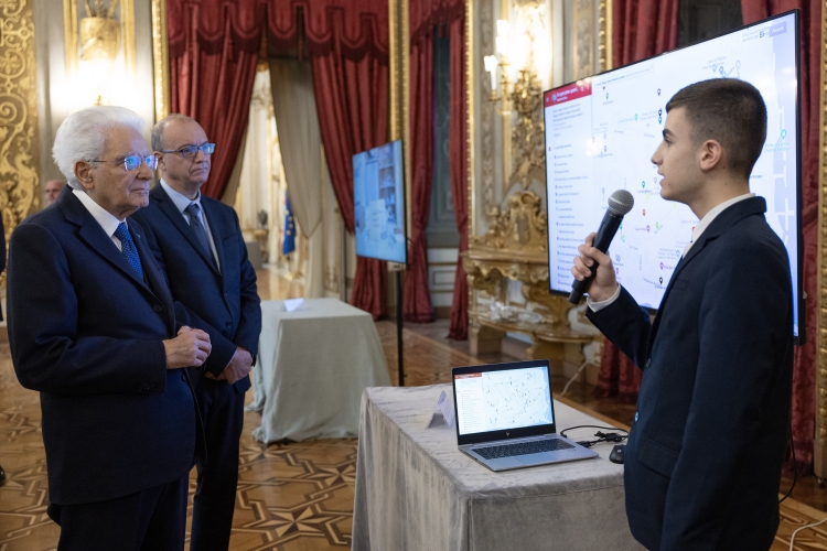 Il Presidente della Repubblica Sergio Mattarella osserva i lavori realizzati dagli studenti vincitori del concorso nazionale promosso dal Ministero dell'Istruzione e del merito, dal titolo “10 febbraio” – “Nel marmo e nel bronzo. Itinerari storici in luoghi e spazi urbani delle città italiane alla ricerca della memoria delle terre della Frontiera Adriatica”
