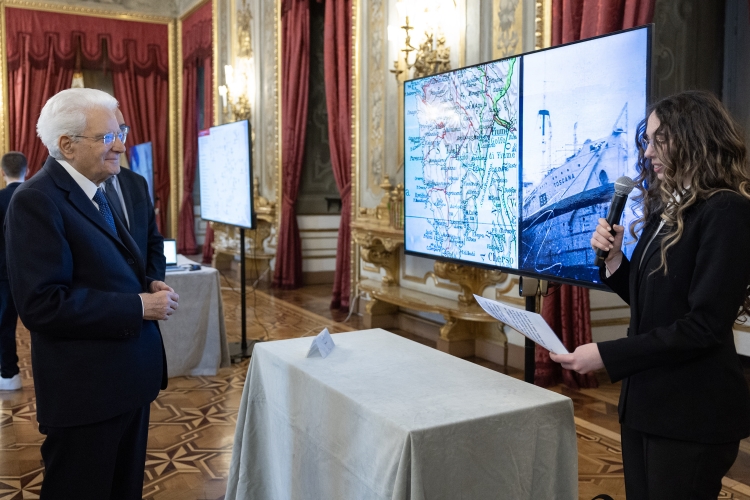 Il Presidente della Repubblica Sergio Mattarella osserva i lavori realizzati dagli studenti vincitori del concorso nazionale promosso dal Ministero dell'Istruzione e del merito, dal titolo “10 febbraio” – “Nel marmo e nel bronzo. Itinerari storici in luoghi e spazi urbani delle città italiane alla ricerca della memoria delle terre della Frontiera Adriatica”
