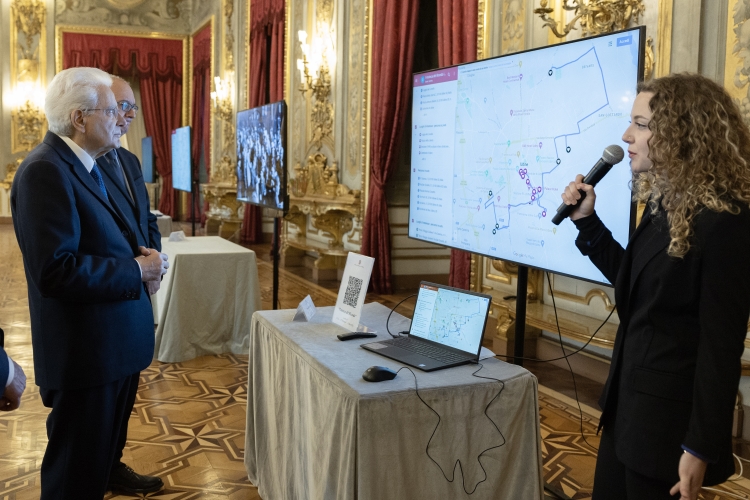 Il Presidente della Repubblica Sergio Mattarella osserva i lavori realizzati dagli studenti vincitori del concorso nazionale promosso dal Ministero dell'Istruzione e del merito, dal titolo “10 febbraio” – “Nel marmo e nel bronzo. Itinerari storici in luoghi e spazi urbani delle città italiane alla ricerca della memoria delle terre della Frontiera Adriatica”
