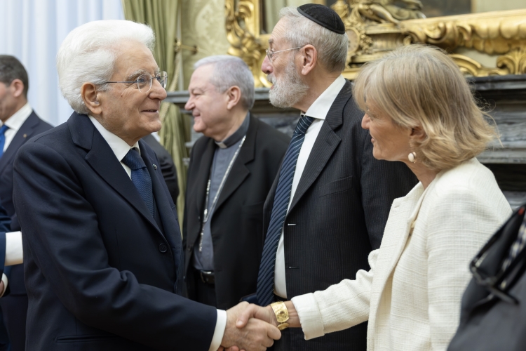Il Presidente della Repubblica Sergio Mattarella con Santo Marcianò, Ordinario Militare per l’Italia,con Rav. Capo Riccardo Di Segni, Rabbino Capo della Comunità Ebraica di Roma,e con Noemi Di Segni, Presidente dell’Unione delle Comunità ebraiche Italiane, in occasione della presentazione dei due libri della Polizia di Stato della collana “Fecero la scelta giusta”
