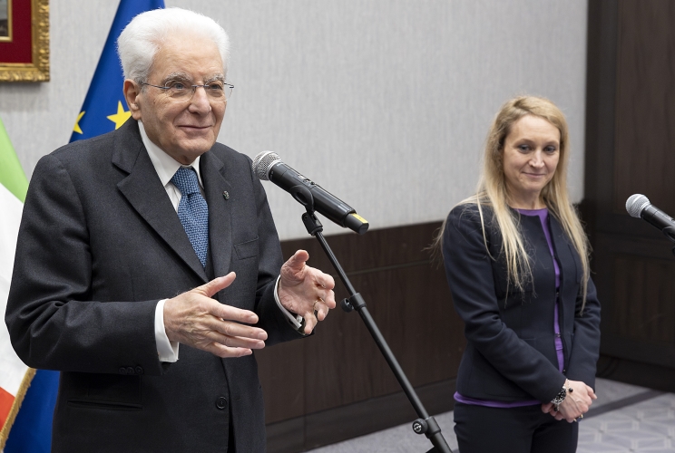 Il Presidente della Repubblica Sergio Mattarella con a fianco l'Amb. Andreina Marsella, nel corso dell'incontro con il personale dell'Ambasciata d'Italia a Podgorica e agli altri rappresentanti delle Istituzioni italiane competenti per il Montenegro