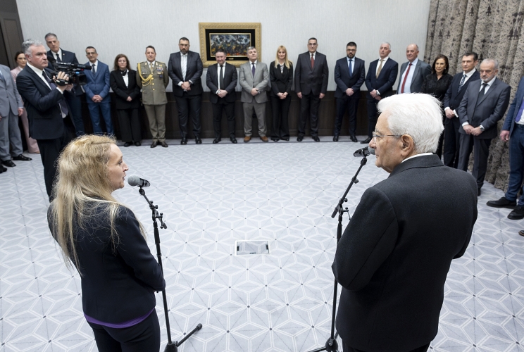 Il Presidente della Repubblica Sergio Mattarella con a fianco l'Amb. Andreina Marsella, nel corso dell'incontro con il personale dell'Ambasciata d'Italia a Podgorica e agli altri rappresentanti delle Istituzioni italiane competenti per il Montenegro