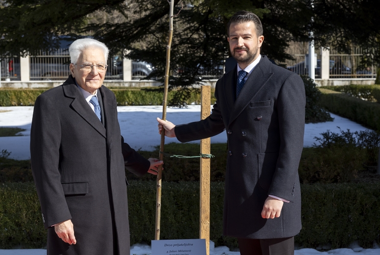Il Presidente della Repubblica Sergio Mattarella e il Presidente del Montenegro Jakov Milatović a fianco all'Albero dell'Amicizia