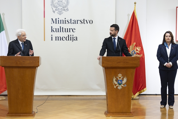 Il Presidente della Repubblica Sergio Mattarella con il Presidente del Montenegro Jakov Milatović e il Ministro della cultura e dei Media Tamara Vujović,  in occasione della visita alla mostra "Montenegro e Italia: incontro di due popoli"
