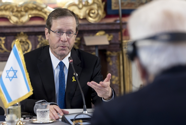 Il Presidente Sergio Mattarella con Isaac Herzog, Presidente dello Stato di Israele, durante i colloqui allargati alle delegazioni