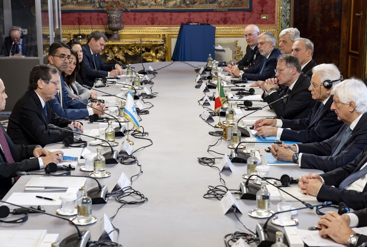 Il Presidente Sergio Mattarella con Isaac Herzog, Presidente dello Stato di Israele, durante i colloqui allargati alle delegazioni
