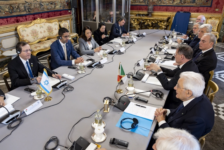 Il Presidente Sergio Mattarella con Isaac Herzog, Presidente dello Stato di Israele, durante i colloqui allargati alle delegazioni
