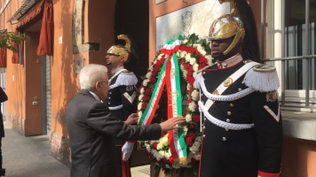 Il Presidente Sergio Mattarella depone una corona ai piedi della lapide 