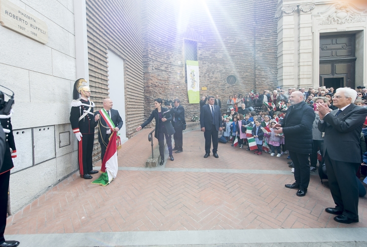 Il Presidente Sergio Mattarella assiste alla scopertura della tabella stradale in onore del prof. Roberto Ruffilli