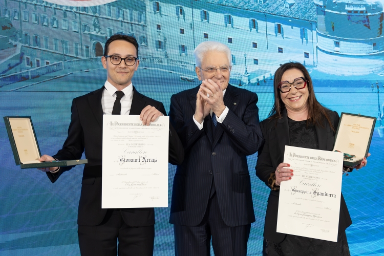 Il Presidente Sergio Mattarella consegna l'onorificenza di Cavaliere dell'OMRI conferita motu proprio a Giovanni Arras e a Giuseppina Sgandurra
