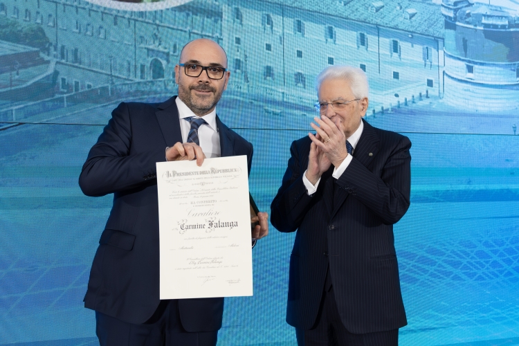Il Presidente Sergio Mattarella consegna l'onorificenza di Cavaliere dell'OMRI conferita motu proprio a Carmine Falanga

