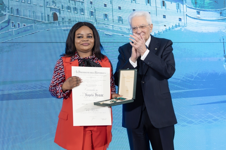 Il Presidente Sergio Mattarella consegna l'onorificenza di Cavaliere dell'OMRI conferita motu proprio a Angela Isaac
