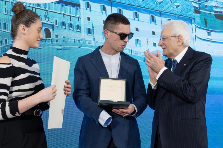 Il Presidente Sergio Mattarella consegna l'onorificenza di Cavaliere dell'OMRI conferita motu proprio a Nicolas Marzolino
