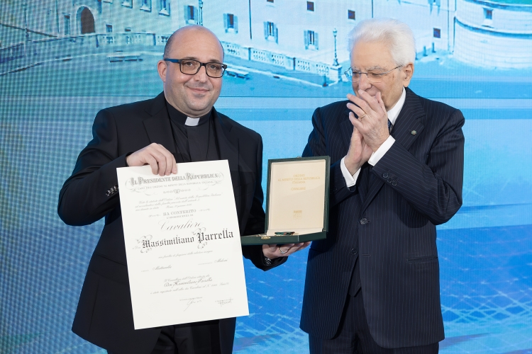 Il Presidente Sergio Mattarella consegna l'onorificenza di Cavaliere dell'OMRI conferita motu proprio a Don Massimiliano Parrella
