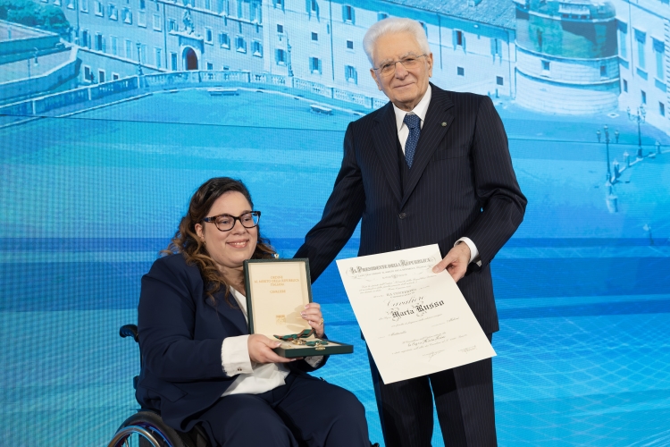 Il Presidente Sergio Mattarella consegna l'onorificenza di Cavaliere dell'OMRI conferita motu proprio a Marta Russo

