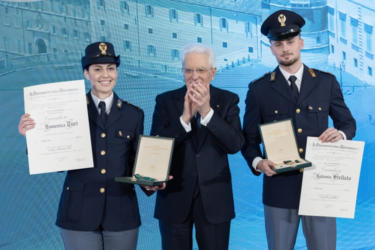 Il Presidente Sergio Mattarella consegna l'onorificenza di Cavaliere dell'OMRI conferita motu proprio a Domenica Turi e a Antonio Stellato  
