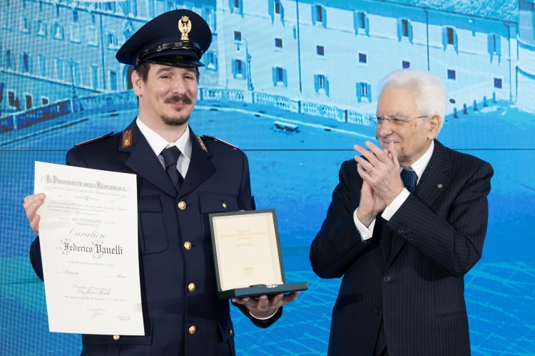 Il Presidente Sergio Mattarella consegna l'onorificenza di Cavaliere dell'OMRI conferita motu proprio a Federico Vanelli  
