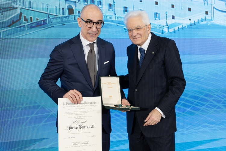 Il Presidente Sergio Mattarella consegna l'onorificenza di Ufficiale dell'Ordine al merito della Repubblica Italiana conferita motu proprio a Pietro Barteselli
