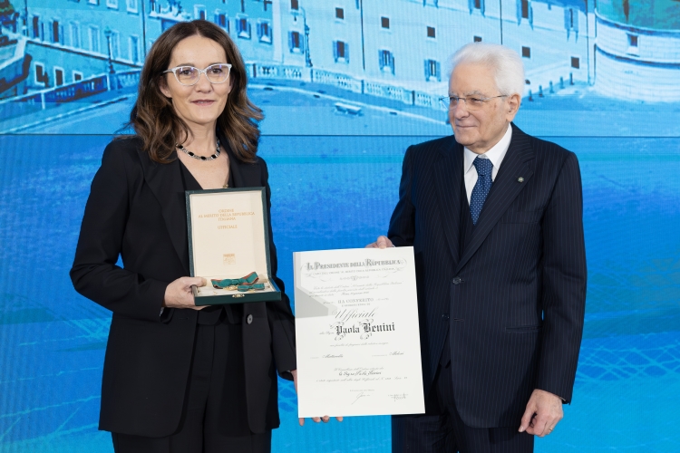 Il Presidente Sergio Mattarella consegna l'onorificenza di Ufficiale dell'Ordine al merito della Repubblica Italiana conferita motu proprio a Paola Benini
