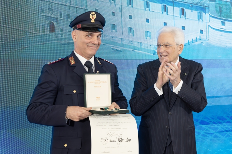 Il Presidente Sergio Mattarella consegna l'onorificenza di Ufficiale dell'Ordine al merito della Repubblica Italiana conferita motu proprio a Adriano Blundo
