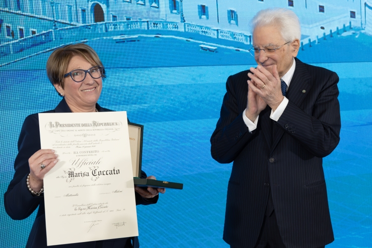 Il Presidente Sergio Mattarella consegna l'onorificenza di Ufficiale dell'Ordine al merito della Repubblica Italiana conferita motu proprio a Marisa Coccato
