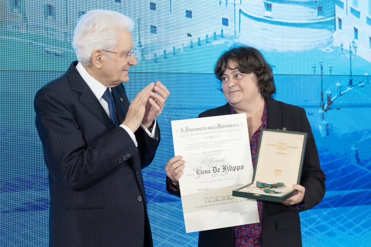Il Presidente Sergio Mattarella consegna l'onorificenza di Ufficiale dell'Ordine al merito della Repubblica Italiana conferita motu proprio a Elena De Filippo
