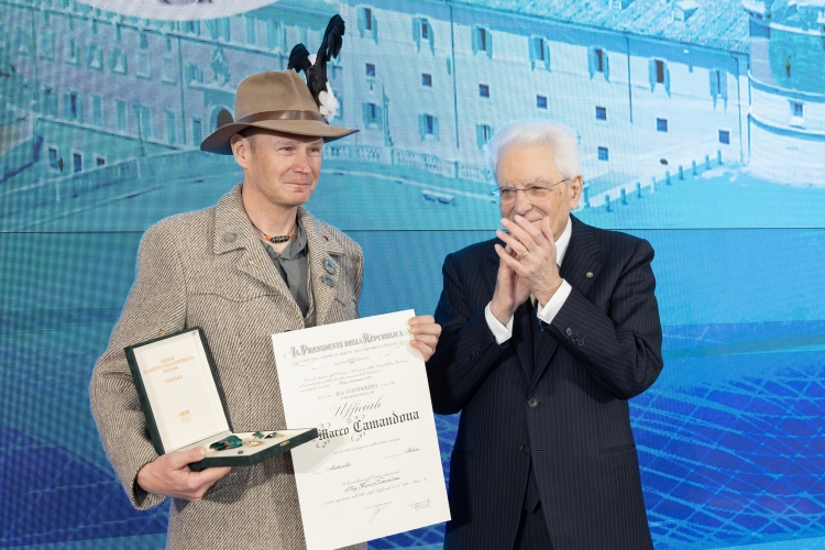 Il Presidente Sergio Mattarella consegna l'onorificenza di Ufficiale dell'Ordine al merito della Repubblica Italiana conferita motu proprio a Marco Camardona
