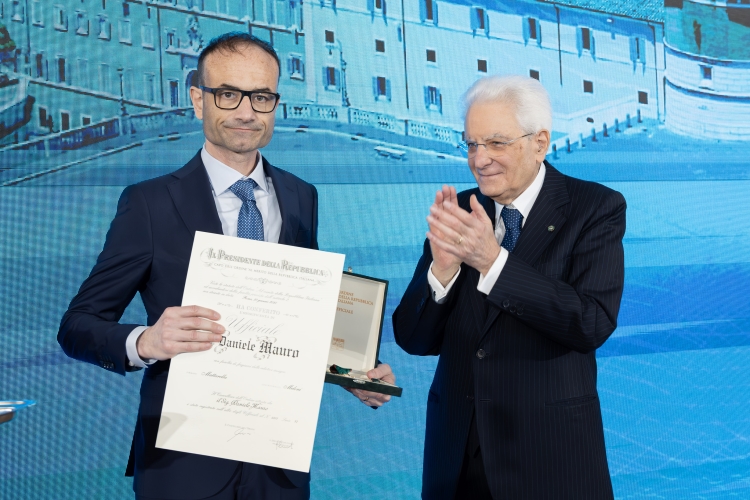 Il Presidente Sergio Mattarella consegna l'onorificenza di Ufficiale dell'Ordine al merito della Repubblica Italiana conferita motu proprio a Daniele Mauro
