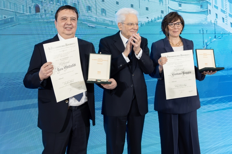 Il Presidente Sergio Mattarella consegna l'onorificenza di Ufficiale dell'Ordine al merito della Repubblica Italiana conferita motu proprio a Cristiana Poggio e a Dario Odifreddi
