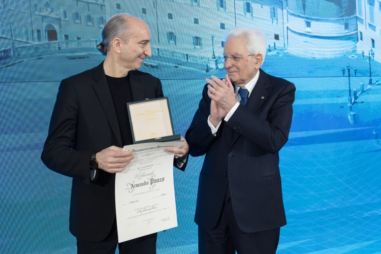 Il Presidente Sergio Mattarella consegna l'onorificenza di Ufficiale dell'Ordine al merito della Repubblica Italiana conferita motu proprio a Armando Punzo
