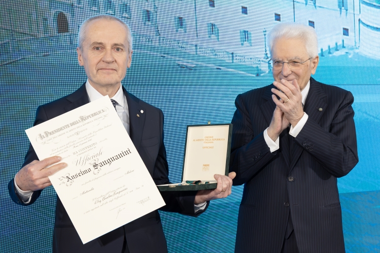 Il Presidente Sergio Mattarella consegna l'onorificenza di Ufficiale dell'Ordine al merito della Repubblica Italiana conferita motu proprio a Anselmo Sanguanini
