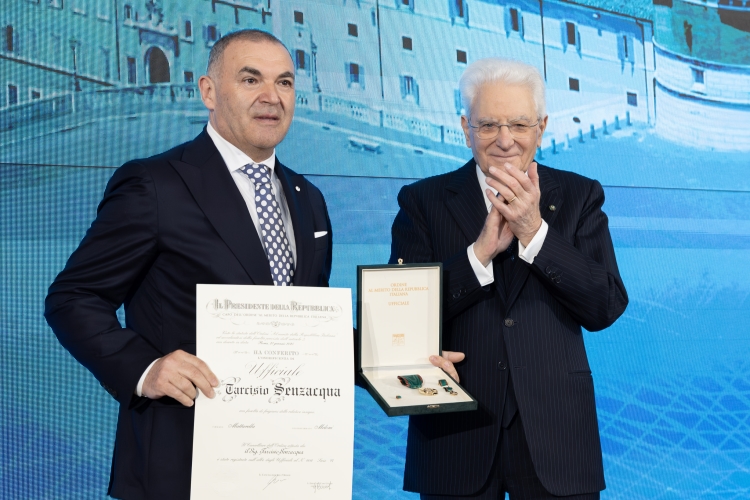 Il Presidente Sergio Mattarella consegna l'onorificenza di Ufficiale dell'Ordine al merito della Repubblica Italiana conferita motu proprio a Tarcisio Senzacqua
