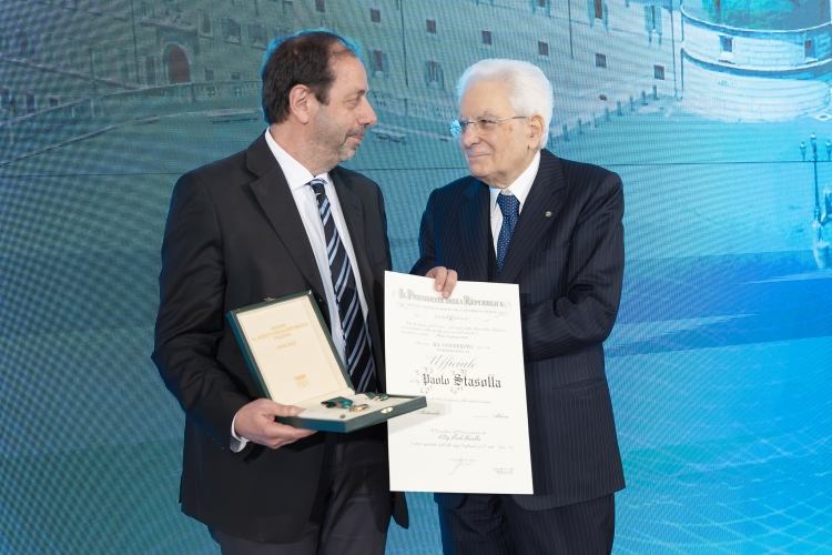 Il Presidente Sergio Mattarella consegna l'onorificenza di Ufficiale dell'Ordine al merito della Repubblica Italiana conferita motu proprio a Carlo Stasolla
