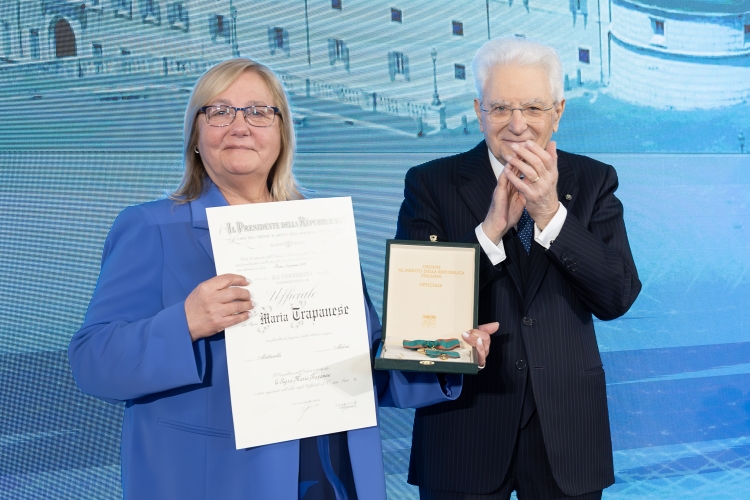 Il Presidente Sergio Mattarella consegna l'onorificenza di Ufficiale dell'Ordine al merito della Repubblica Italiana conferita motu proprio a Maria Trapanese
