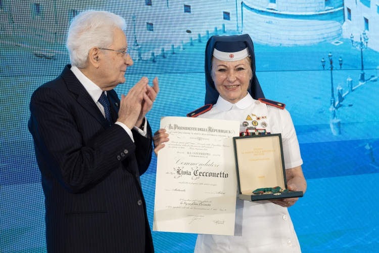 Il Presidente Sergio Mattarella consegna l'onorificenza di Commendatore dell'Ordine al merito della Repubblica Italiana a Livia Cecconetto
