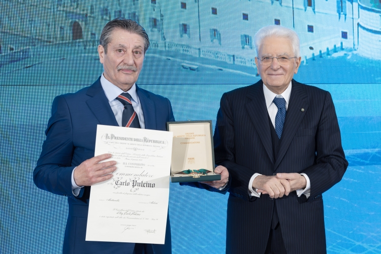 Il Presidente Sergio Mattarella consegna l'onorificenza di Commendatore dell'Ordine al merito della Repubblica Italiana a Carlo Pulcino
