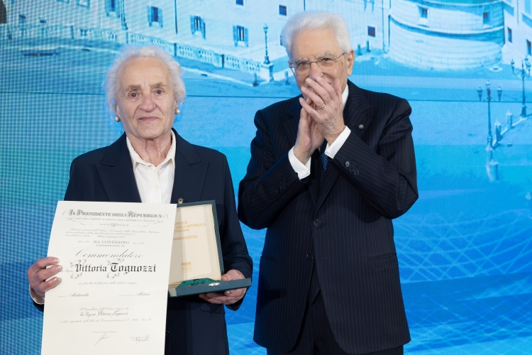 Il Presidente Sergio Mattarella consegna l'onorificenza di Commendatore dell'Ordine al merito della Repubblica Italiana a Vittoria Tognozzi

