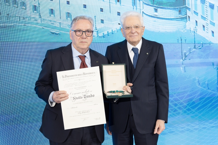 Il Presidente Sergio Mattarella consegna l'onorificenza di Commendatore dell'Ordine al merito della Repubblica Italiana a Adolfo Tundo
