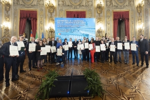 Il Presidente Sergio Mattarella con i nuovi insigniti delle onorificenze dell’Ordine al Merito della Repubblica Italiana conferite “motu proprio” a cittadini distintisi per atti di eroismo e impegno civile

